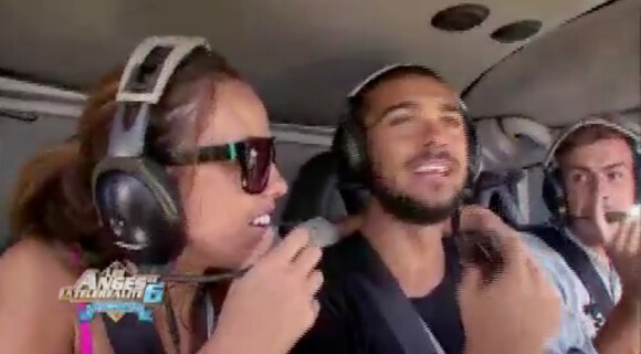 Julien et Vanessa dans l'hélicoptère (Les Anges de la télé-réalité 6 - épisode du mercredi 4 juin 2014.)