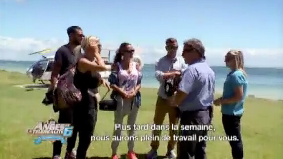 Les Anges partis sur une île paradisiaque rencontrent leurs hôtes sur place (Les Anges de la télé-réalité 6 - épisode du mercredi 4 juin 2014.)