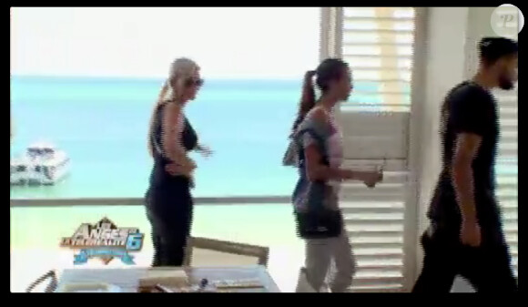 Amélie et Vanessa découvrent la vue paradisiaque de leur appartement (Les Anges de la télé-réalité 6 - épisode du mercredi 4 juin 2014.)