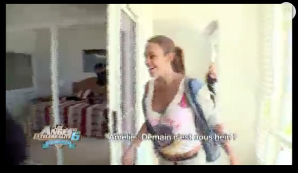 Vanessa découvre la maison qu'elle habitera sur l'île australienne (Les Anges de la télé-réalité 6 - épisode du mercredi 4 juin 2014.)