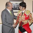 Le roi Juan Carlos Ier d'Espagne salue un torero le 4 juin 2014 lors de la Feria de Isidro aux arènes Las Ventas de Madrid, deux jours après l'annonce de son abdication.