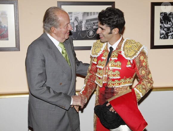 Le roi Juan Carlos Ier d'Espagne salue un torero le 4 juin 2014 lors de la Feria de Isidro aux arènes Las Ventas de Madrid, deux jours après l'annonce de son abdication.