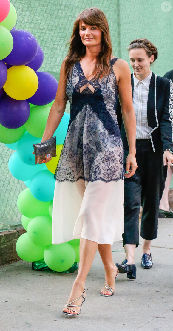 Helena Christensen arrive à l'Elizabeth Street Garden pour la garden-party et présentation de la collection printemps 2015 de Stella McCartney. New York, le 5 juin 2014.