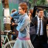 Maggie Gyllenhaal arrive à l'Elizabeth Street Garden pour la garden-party et présentation de la collection printemps 2015 de Stella McCartney. New York, le 5 juin 2014.