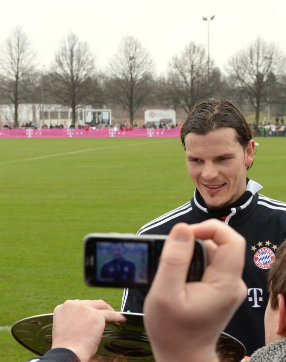 Player Daniel van Buyten of FC Bayern gives autograms to fans at the training grounds in Säbner street in Munich, Germany on April 7, 2013. Photo by Felix Hoerhager/DPA/ABACAPRESS.COM08/04/2013 - Munich