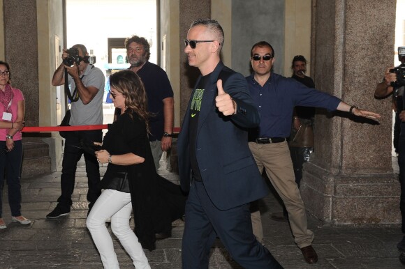 Eros Ramazzotti se rend au Palazzo Reale de Milan le 6 juin 2014 pour épouser sa compagne Marica Pellegrinelli.