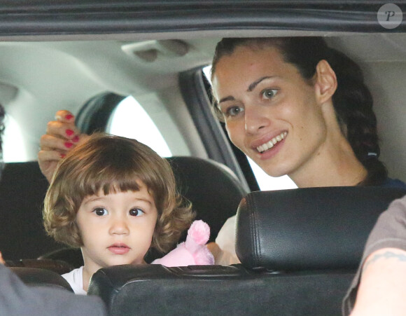 Marica Pellegrinelli, la compagne d'Eros Ramazzotti avec leur fille Raffaela à Miami en octobre 2013.