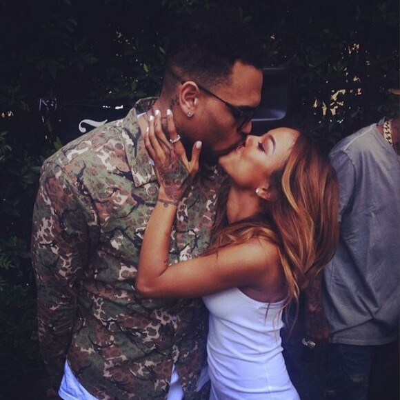 Chris Brown embrasse sa petite amie Karrueche Tran lors de sa fête de sortie de prison. Los Angeles, le 5 juin 2014.