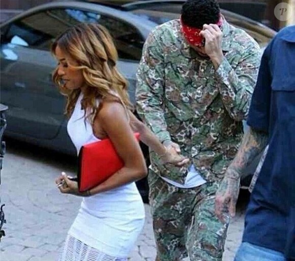 Chris Brown, yeux bandés et guidée par sa petite amie, fait son arrivée à la fête de bienvenue qui lui a été organisée.
