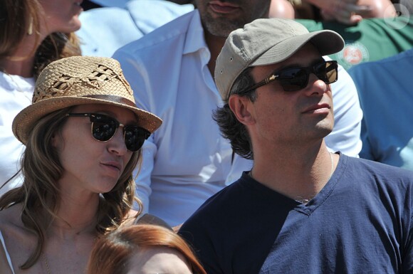 Laura Smet et son nouveau compagnon : complices aux Internationaux de France de tennis de Roland Garros à Paris, le 6 juin 2014.