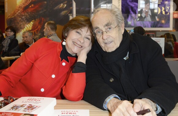 Macha Méril et son fiancé Michel Legrand lors du 34e Salon du livre de Paris, Porte de Versailles, le 23 mars 2014.