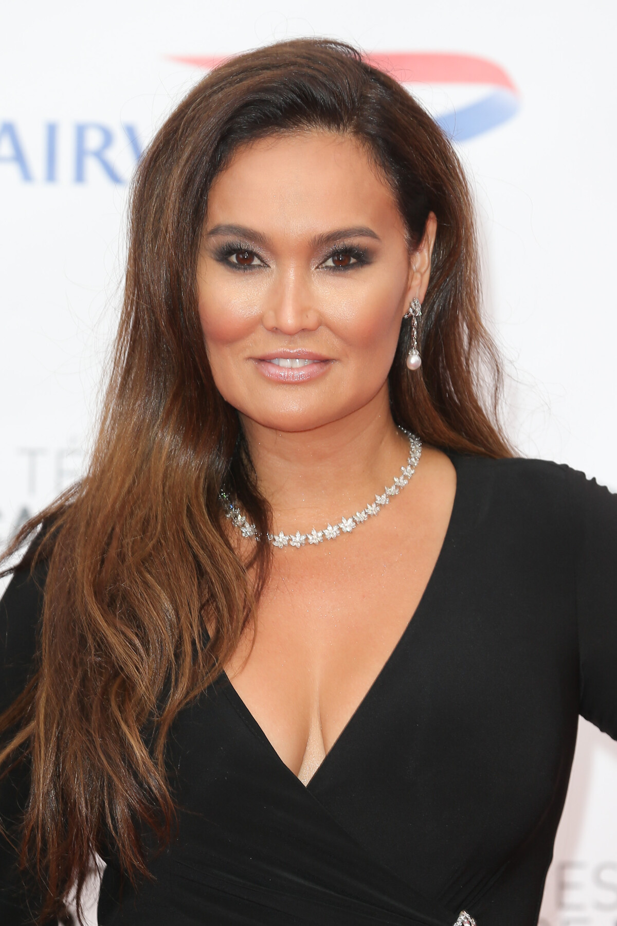 Vidéo : Tia Carrere - Cérémonie d'ouverture du 54ème Festival de