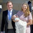 La princesse Madeleine de Suède et son mari Christopher O'Neill ont posé avec leur fille la princesse Leonore à l'extérieur de la chapelle royale lors de son baptême à Stockholm le 8 juin 2014.