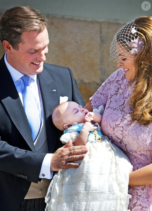 La princesse Madeleine de Suède et son mari Christopher O'Neill ont posé avec leur fille la princesse Leonore à l'extérieur de la chapelle royale lors de son baptême à Stockholm le 8 juin 2014.