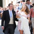 La princesse Madeleine et son époux Chris O'Neill ont posé avec bonheur avec leur fille la princesse Leonore lors de son baptême le 8 juin 2014 en la chapelle du palais Drottningholm à Stockholm.