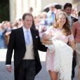 La princesse Madeleine et son époux Chris O'Neill ont posé avec bonheur avec leur fille la princesse Leonore lors de son baptême le 8 juin 2014 en la chapelle du palais Drottningholm à Stockholm.