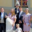 Les parrains et marraines ont posé à l'extérieur de la chapelle royale au baptême de la princesse Leonore de Suède, fille de la princesse Madeleine et de Christopher O'Neill, le 8 juin 2014 au palais Drottningholm à Stockholm.