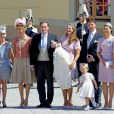 Les parrains et marraines ont posé à l'extérieur de la chapelle royale au baptême de la princesse Leonore de Suède, fille de la princesse Madeleine et de Christopher O'Neill, le 8 juin 2014 au palais Drottningholm à Stockholm.