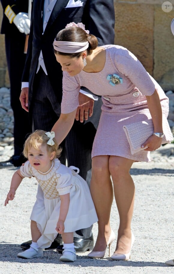 La princesse Victoria et sa fille la princesse Estelle au baptême de la princesse Leonore de Suède, fille de la princesse Madeleine et de Christopher O'Neill, le 8 juin 2014 en la chapelle du palais Drottningholm à Stockholm.