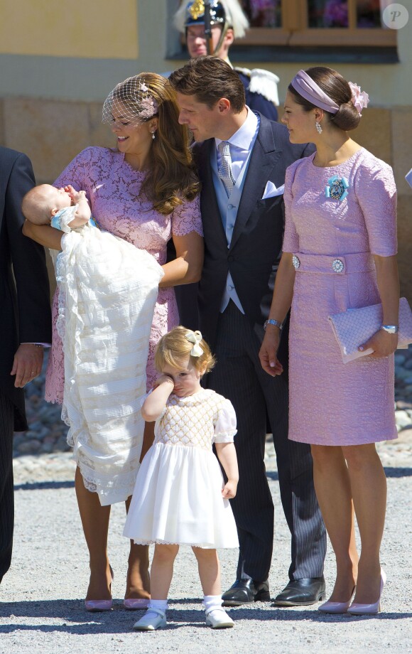 La princesse Madeleine et sa fille la princesse Leonore avec Patrick Sommerlath et la princesse Victoria, parrain et marraine, lors du baptême de la princesse Leonore le 8 juin 2014 en la chapelle du palais Drottningholm à Stockholm.