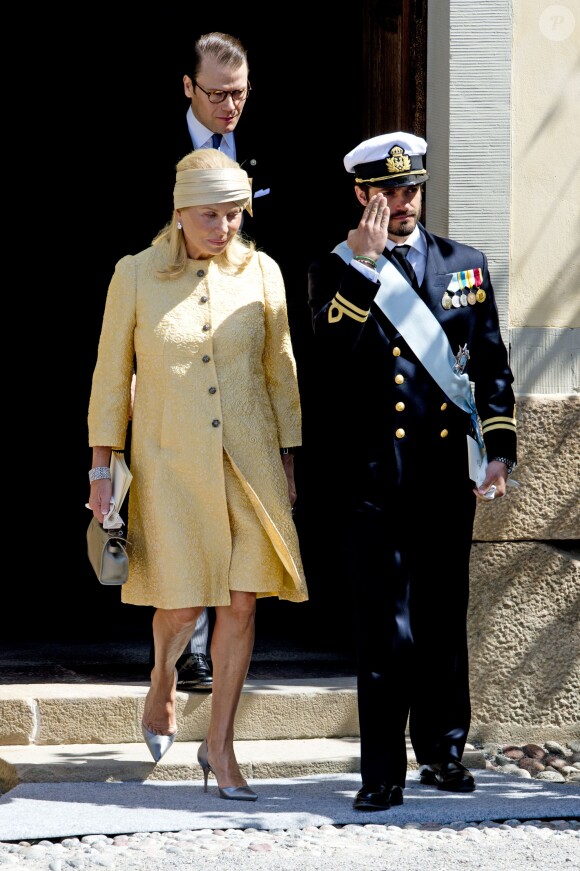 Eva O'Neill et le prince Carl Philip suivis du prince Daniel quittant la chapelle royale au baptême de la princesse Leonore de Suède, fille de la princesse Madeleine et de Christopher O'Neill, le 8 juin 2014 en la chapelle du palais Drottningholm à Stockholm.