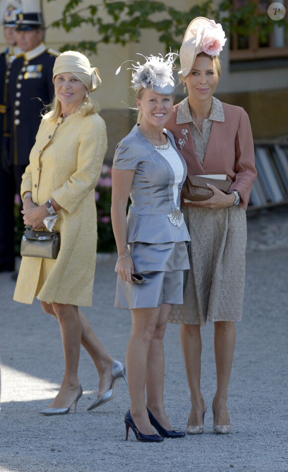 Eva Maria O'Neill, grand-mère de Leonore, et Alice Bamford et Tatjana d'Abo, marraines, au baptême de la princesse Leonore de Suède, fille de la princesse Madeleine et de Christopher O'Neill, le 8 juin 2014 en la chapelle du palais Drottningholm à Stockholm.
