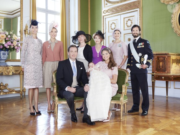 Leonore de Suède avec ses parents et leurs frères et soeurs. Photo officielle du baptême de la princesse Leonore de Suède, le 8 juin 2014 à Stockholm