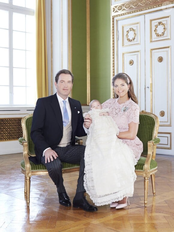 Leonore de Suède avec ses parents Chris O'Neill et la princesse Madeleine. Photo officielle du baptême de la princesse Leonore de Suède, le 8 juin 2014 à Stockholm