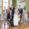 Leonore de Suède et ses parents la princesse Madeleine et Chris O'Neill avec les parrains et marraines. Photo officielle du baptême de la princesse Leonore de Suède, le 8 juin 2014 à Stockholm