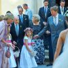 La reine Maxima des Pays-Bas et ses filles, son père Jorge Zorreguieta, la princesse Beatrix, le roi Willem-Alexander des Pays-Bas au mariage de Juan Zorreguieta et Andrea Wolf, le 7 juin 2014 à l'église Servite de Vienne, en Autriche.