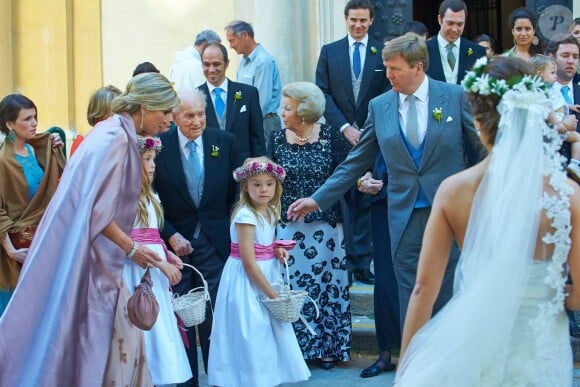 La reine Maxima des Pays-Bas et ses filles, son père Jorge Zorreguieta, la princesse Beatrix, le roi Willem-Alexander des Pays-Bas au mariage de Juan Zorreguieta et Andrea Wolf, le 7 juin 2014 à l'église Servite de Vienne, en Autriche.