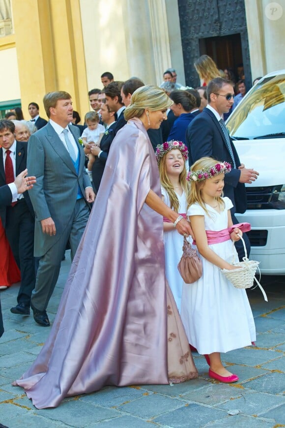 La reine Maxima des Pays-Bas et ses filles Alexia et Ariane au mariage de Juan Zorreguieta et Andrea Wolf, le 7 juin 2014 à l'église Servite de Vienne, en Autriche.
