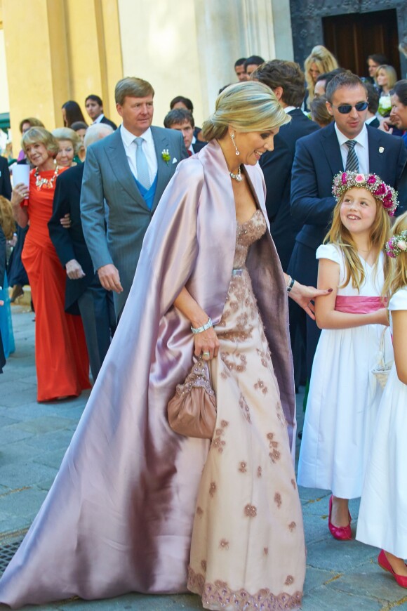 La reine Maxima des Pays-Bas et sa fille la princesse Ariane au mariage de Juan Zorreguieta et Andrea Wolf, le 7 juin 2014 à l'église Servite de Vienne, en Autriche.
