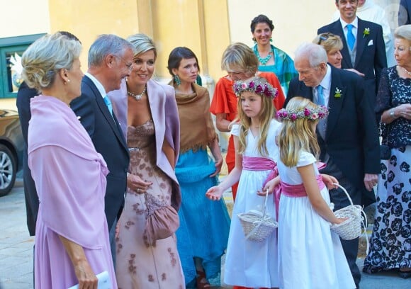 Les princesses Alexia et Ariane des Pays-Bas, demoiselles d'honneur au mariage de leur oncle Juan Zorreguieta et Andrea Wolf, le 7 juin 2014 à l'église Servite de Vienne, en Autriche.