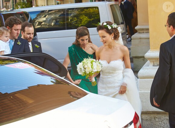 Juan Zorreguieta et sa femme Andrea Wolf rejoignent leur Mercedes après leur mariage religieux, le 7 juin 2014 à Vienne, en Autriche, pour rejoindre le palais Liechtenstein.