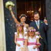 Juan Zorreguieta, frère de la reine Maxima, et Andrea Wolf quittent l'église Servite de Vienne, en Autriche, lors de leur mariage religieux, précédés par les princesses Ariane et Alexia des Pays-Bas, le 7 juin 2014.