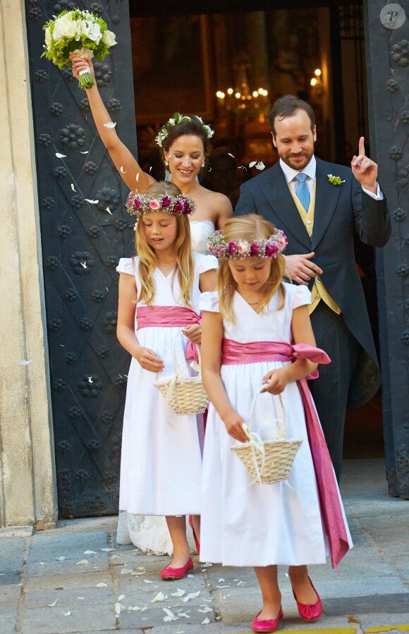 Juan Zorreguieta, frère de la reine Maxima, et Andrea Wolf quittent l'église Servite de Vienne, en Autriche, lors de leur mariage religieux, précédés par les princesses Ariane et Alexia des Pays-Bas, le 7 juin 2014.