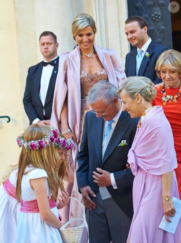 La reine Maxima des Pays-Bas regarde ses filles, demoiselles d'honneur, au mariage de son frère cadet Juan Zorreguieta et Andrea Wolf, le 7 juin 2014 à l'église Servite de Vienne, en Autriche.