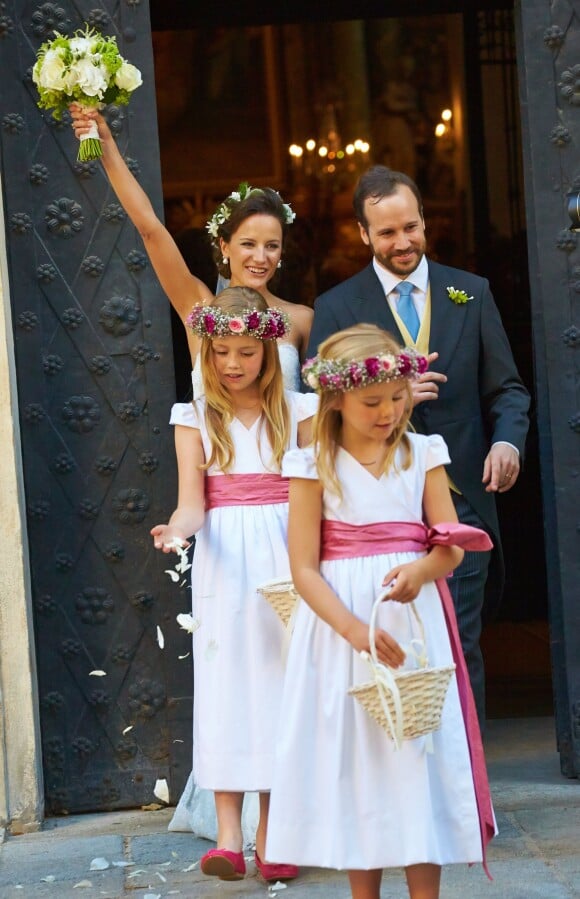 Juan Zorreguieta et Andrea Wolf quittent l'église Servite de Vienne, en Autriche, lors de leur mariage, précédés par les princesses Ariane et Alexia des Pays-Bas, le 7 juin 2014.