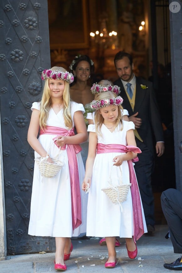 Juan Zorreguieta et Andrea Wolf quittent l'église Servite de Vienne, en Autriche, lors de leur mariage religieux, précédés par les princesses Catharina-Amalia et Ariane des Pays-Bas, le 7 juin 2014.