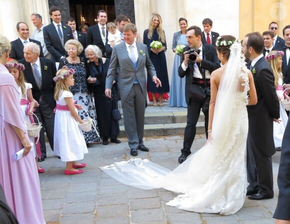 La princesse Beatrix, le roi Willem-Alexander des Pays-Bas et ses filles au mariage de Juan Zorreguieta et Andrea Wolf, le 7 juin 2014 à l'église Servite de Vienne, en Autriche.