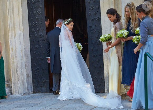Andrea Wolf au bras de son père, arrivant à son mariage religieux avec Juan Zorreguieta, le 7 juin 2014 à l'église Servite de Vienne, en Autriche.