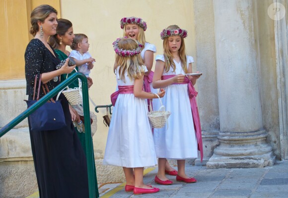 Les princesse Catharina-Amalia, Alexia et Ariane des Pays-Bas, filles de Willem-Alexander et Maxima, étaient demoiselles d'honneur au mariage de Juan Zorreguieta et Andrea Wolf, le 7 juin 2014 à l'église Servite de Vienne, en Autriche.