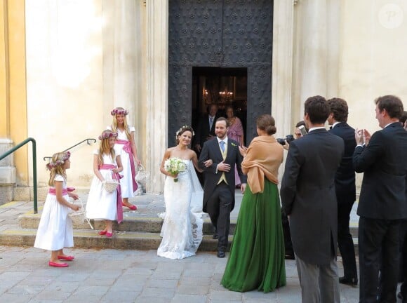 Les princesses Catharina-Amalia, Alexia et Ariane se tenaient prêtes, à la sortie de l'église, avec des pétales de fleurs blancs au mariage de leur oncle Juan Zorreguieta et Andrea Wolf, le 7 juin 2014 à l'église Servite de Vienne, en Autriche.