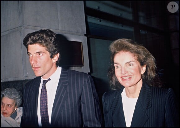John John Kennedy et sa mère Jackie, août 1990