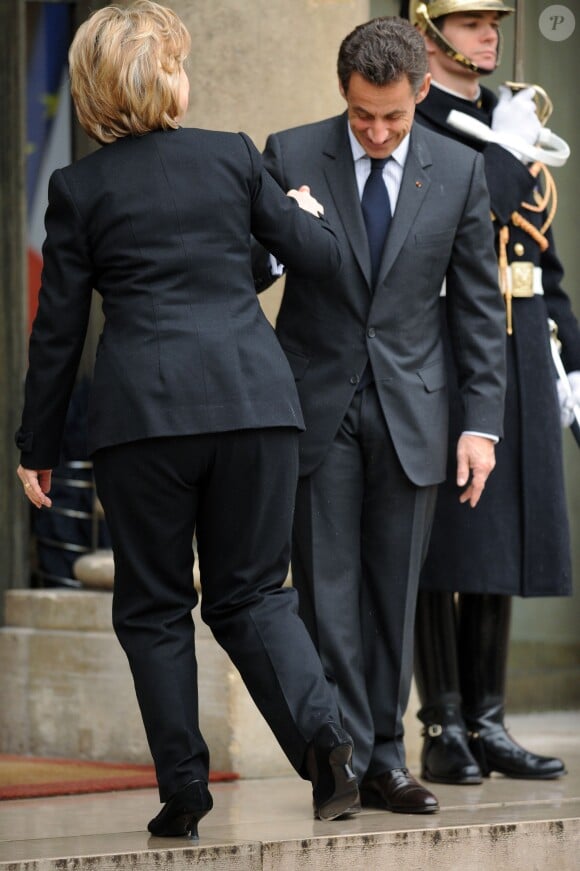 Quand Hillary Clinton a perdu une chaussure sur le perron de l'Elysée, le président Nicolas Sarkozy était venu à sa rescousse. C'était le 29 janvier 2010.