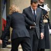 Quand Hillary Clinton a perdu une chaussure sur le perron de l'Elysée, le président Nicolas Sarkozy était venu à sa rescousse. C'était le 29 janvier 2010.