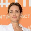 Angelina Jolie éblouissante lors du sommet luttant contre les violences sexuelles faites aux femmes en temps de guerre, à Londres, le 10 juin 2014.