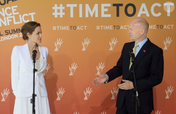Angelina Jolie et William Hague pendant le sommet luttant contre les violences sexuelles faites aux femmes en temps de guerre, à Londres, le 10 juin 2014.