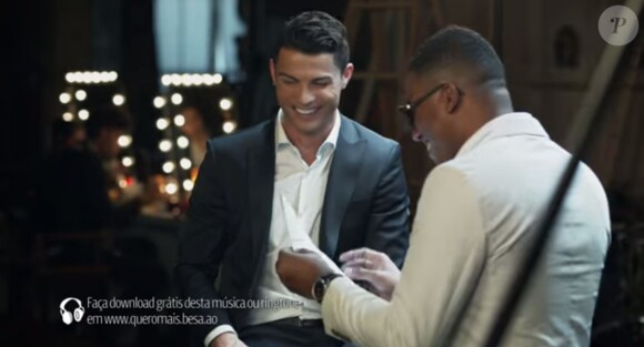 Cristiano Ronaldo chante dans une pub pour la banque BESA avec Anselmo Ralph - juin 2014